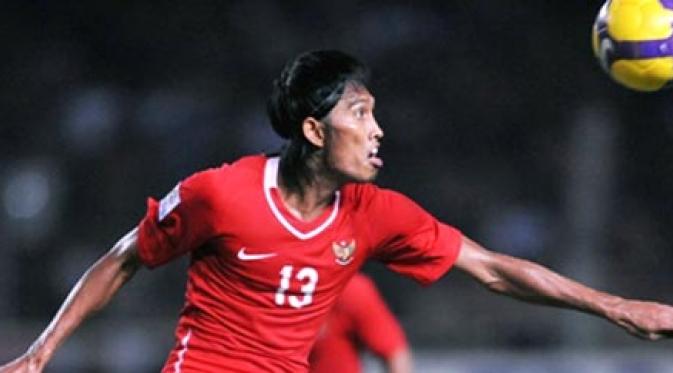Penyerang Timnas Indonesia, Budi Sudarsono beraksi dalam partai kontra Singapura di ajang AFF Suzuki Cup di Jakarta, 9 Desember 2008. Indonesia kalah 0-2. AFP PHOTO/Bay ISMOYO