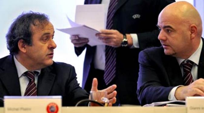 Gianni Infantino (kanan) berbincang dengan Michel Platini di markas UEFA di Nyon, beberapa waktu lalu. (AFP/Fabrice Coffrini)