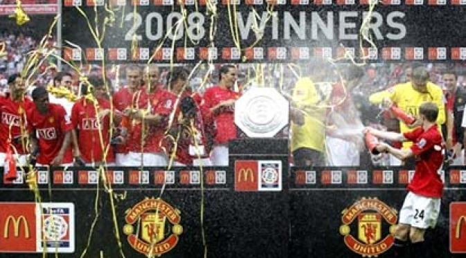 Manchester United's players celebrate the Community Shield as win the football game on penalties during the FA Community Shield between MU and Portsmouth at Wembley Stadium on August 10, 2008. AFP PHOTO/IAN KINGTON