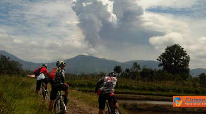 Citizen6, Minahasa: Gunung Soputan kembali meletus disertai asap tebal sekitar pukul 13.00 WITA, Minggu (14/8). Foto ini diambil oleh anggota sepeda Manado Cycling Mania (MCM) yang sedang melakukan cross country (xc). (Pengirim: Dino Gobel)