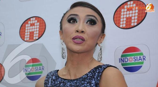 Trie Utami pun semakin dikenal oleh publik mengenai kehadirannya sebagai juri di Akademi Fantasi Indosiar yang meraih popularitas cukup besar pada tahun 2004-2006 serta dijuluki Miss Pitch Control. (Liputan6.com/Rini Suhartini).