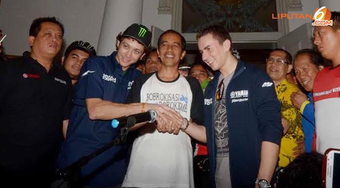 Tak hanya Rossi, pembalap MotoGP Jorge Lorenzo juga hadir.Tampak Jokowi menyambut dua pembalap MotoGP internasional dengan senyuman bahagia (Liputan6.com/Andrian M Tunay)
