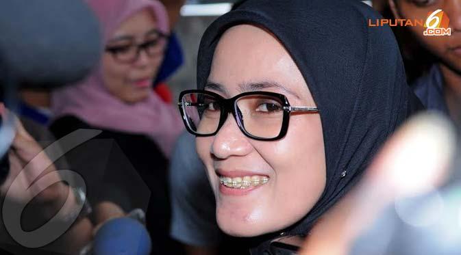 Bupati cantik Lebak Banten ini terus menebarkan senyumnya kepada para wartawan yang memburunya (Liputan6.com/Faisal R Syam).