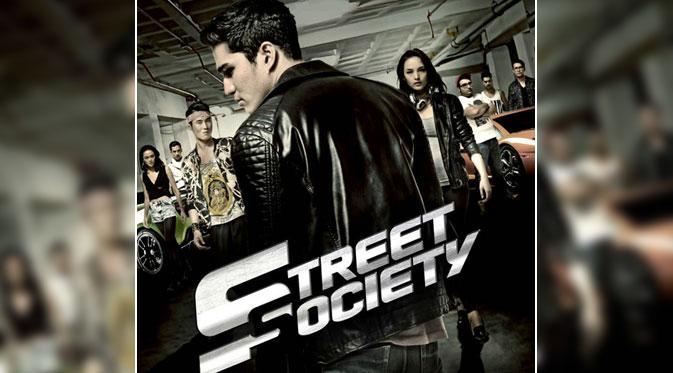 Film kebut-kebutan asal Indonesia, 'Street Society' berhasil menaklukan 'Malam Suro di Rumah Darmo' melalui 127 ribu penonton.