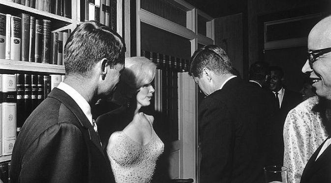 Simbol seks era 1960-an Marilyn Monroe digosipkan menjalin hubungan terlarang dengan duo Kenendy
