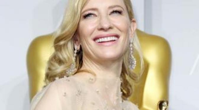 Banyak cara dilakukan seseorang untuk merayakan kemenangan. Seperti Cate Blanchett yang baru meraih Oscar, ia membuat tato. 