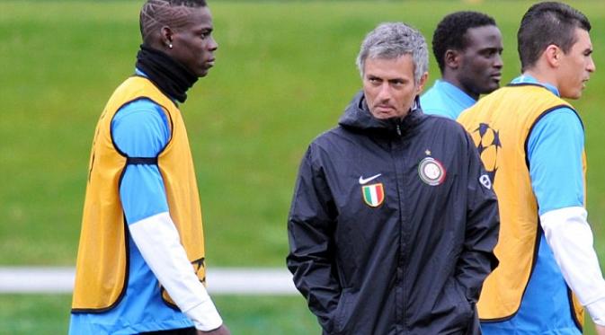 Jose Mourinho dan Mario Balotelli saat masih bekerja sama di Inter Milan. (AFP). 