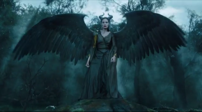 Sebagai Maleficent, Angelina Jolie terlihat terbang sambil mengibaskan sayap hitam dari punggungnya.