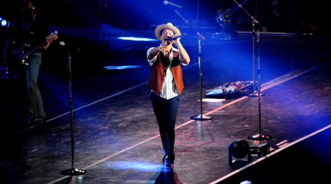 Bruno Mars membuktikan dirinya sebagai penyanyi jempolan saat menggelar konser bertajuk 'The Moonshine Jungle Tour' di Mata Elang Internasional Stadium (MEIS), Ancol, Jakarta Utara Senin (24/3/2014) (Liputan6.com/Andrian M Tunay).
