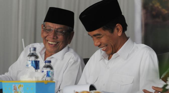 Jokowi tampak berdialog dengan mantan Ketua Umum PBNU Hasyim Muzadi di Sarasehan Nasional Ulama Pesantren dan Cendekiawan di Pondok Pesantren Miftahul Ulum, Cilandak, Jakarta Selatan, Rabu (2/4/2014) (Liputan6.com/Herman Zakharia).