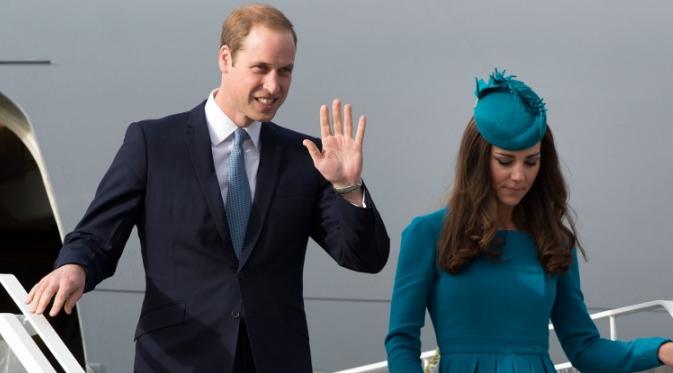 Pangeran William dan Kate Middleton saat mendarat di Bandara Dunedin, Selandia Baru. (Marty Melville/AFP)