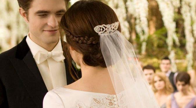 Pernikahan Edward Cullen (Robert Pattinson) dan Bella Swan (Kristen Stewart) di film Twilight