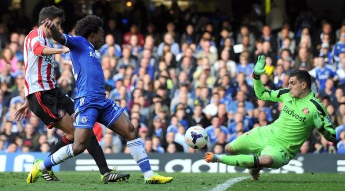 Aksi Willian dalam laga lawan Sunderland (GLYN KIRK / AFP)