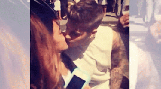 Cium Bibir Penggemar Justin Bieber Bikin Cemburu Selena Gomez Showbiz Liputan6 Com