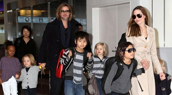 Angelina Jolie danBrad Pitt beserta enam anaknya (The Foxnews)