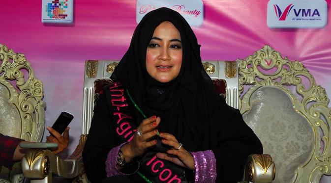Istri almarhum Ustad Jefri Al Buchori ini, mengaku siap untuk menyebarkan pesan hidup sehat sebagai Duta Anti-Aging. Jakarta, (20/5/14) (Liputan6.com/Miftahul Hayat)