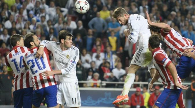 Gol yang ditunggu-tunggu fans Madrid baru tercipta pada menit ketiga injury time babak kedua. Bek Sergio Ramos menjadi penyelamat ketika menanduk umpan sepak pojok Luka Modric (AFP PHOTO/MIGUEL RIOPA)