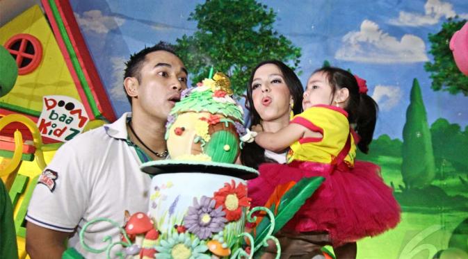  Saat merayakan ulang tahun sang buah hati, Nia Ramadhani dan Ardie Bakrie sepakat untuk menggelar pesta sederhana di Kidzania, Pacific Place, Jakarta Pusat, Kamis (5/6/2014) (Liputan6.com/Faizal Fanani).