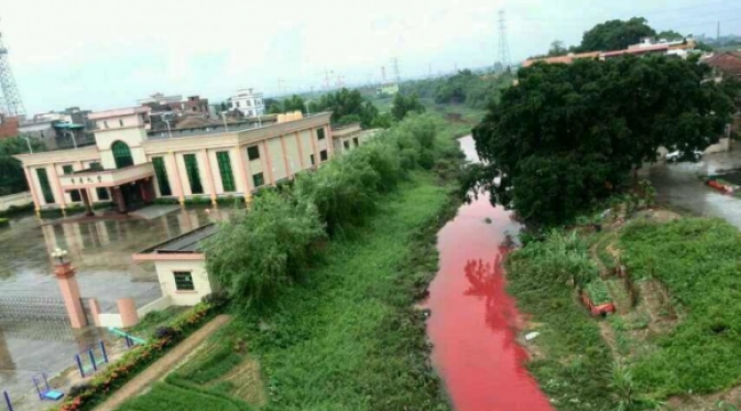 Air sungai Huizhou di China mendadak menjadi berwarna merah darah.