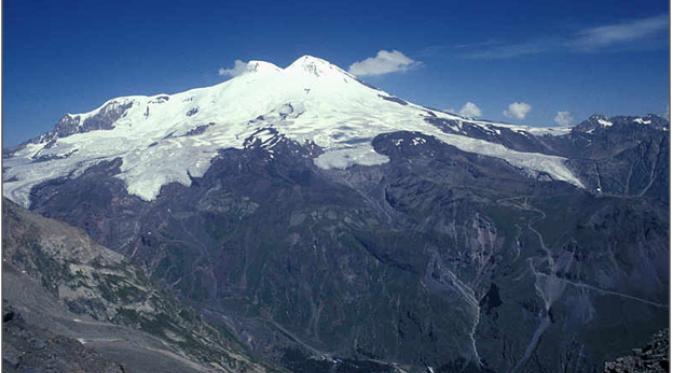 Gunung Elbrus, Rusia. (elbrusstapala.wordpress.com)