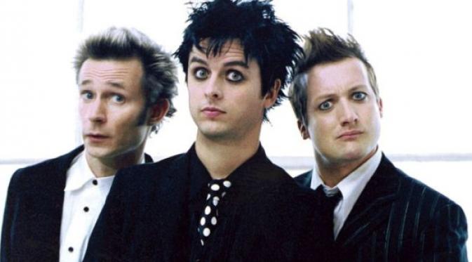 Beragam cemoohan dilontarkan kepada Frank setelah merekam ulang lagu Extraordinary Girl milik Green Day.
