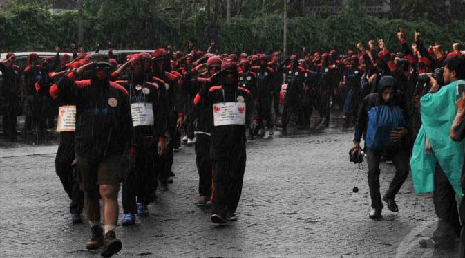 KSPI memberangkatkan tim buruh untuk long march ke Jakarta. Mereka menempuh jarak sekitar 300 kilometer dengan berjalan kaki selama tiga hari tiga malam, Jakarta, Jumat (13/6/2014) (Liputan6.com/Johan Tallo)