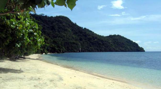 Taka Bonerete, Taman nasional yang terletak di Sulawesi Selatan yang memiliki gugusan    pulau karang terbesar ketiga di dunia