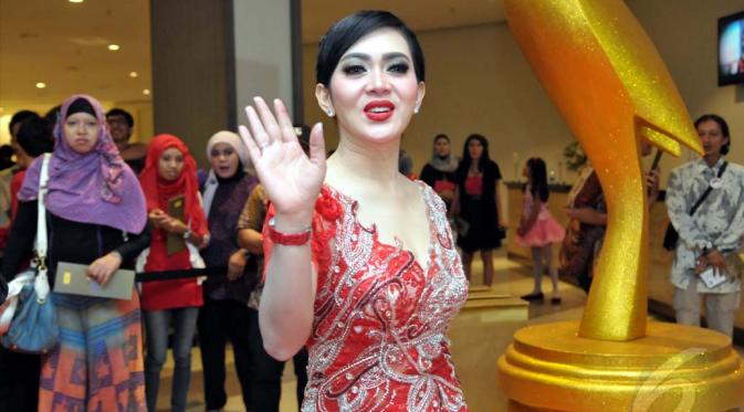  Mantan rekan duet Anang Hermansyah ini berjalan penuh percaya diri di atas red carpet AMI Awards 2014 yang digelar di The Kasablanka, Jakarta, Kamis (19/6/2014) (Liputan6.com/Panji Diksana) 