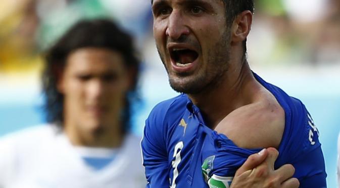 Bek Italia Giorgio Chiellini menunjukkan bahu yang diakuinya digigit pemain Uruguay Luis Suarez, Brasil,  Selasa (24/6/14). (REUTERS/Tony Gentile)