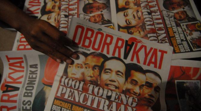 Santri melihat tabloid Obor Rakyat di Ponpes Darul Ulum Rejoso Peterongan, Jombang, Jawa Timur, Selasa (3/6). (ANTARA FOTO/Syaiful Arif)
