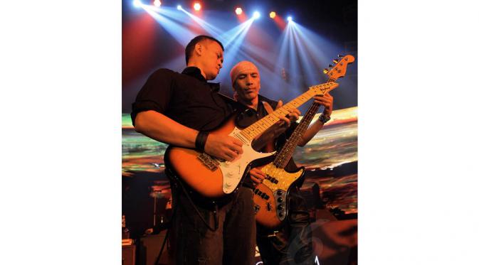 Aksi Yuke dan Andra Ramadhan pada gitar dalam konser Stage Empire di Colosseum Club, Jakarta, Kamis (26/6/14). (Liputan6.com/Faisal R Syam) 