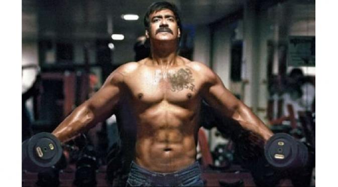 Meski sibuk di lokasi syuting, Ajay Devgn menyempatkan diri ke gym untuk menjaga tubuhnya agar tetap berotot.