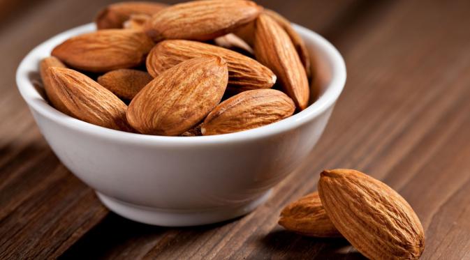 Makan almond satu genggam setiap hari, ternyata juga bisa membuat jantung sehat.