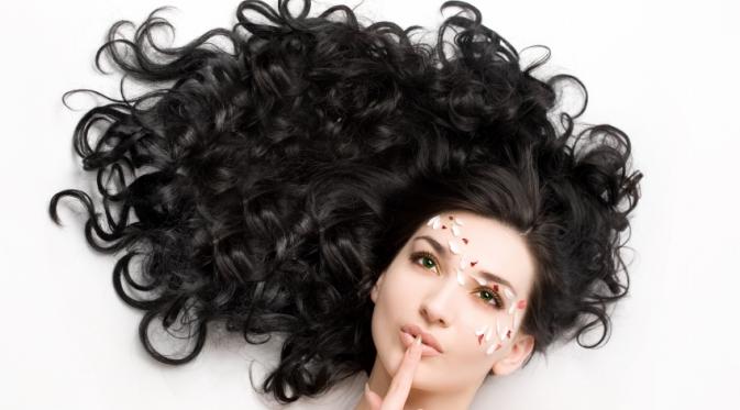Rambut jenis keriting dan kering memiliki cara tersendiri untuk menatanya. Bagaimanakah itu?