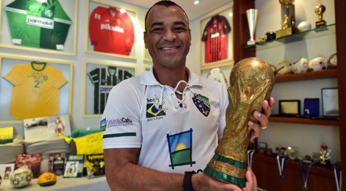 Cafu memegang trofi Piala Dunia (NELSON ALMEIDA / AFP)