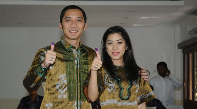 Tanda tinta dipamerkan Edhie Baskoro Yudhoyono (Ibas) bersama istrinya, Siti Rubi Aliya Rajasa (kiri), usai menggunakan hak suaranya pada Pilpres 2014 di TPS 06 Nagrek, Gunung Putri, Cikeas, Bogor, (9/7/2014). (Liputan6.com/Helmi Fithriansyah)