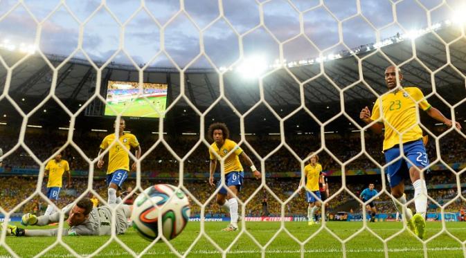 Brasil benar-benar tak menyangka akan dikalahkan Jerman dengan mudah. Gawang Julio Cesar menjadi lumbung gol para pemain Jerman, Estadio Mineirao, Rabu (9/7/2014)  (AFP PHOTO / PATRIK STOLLARZ)