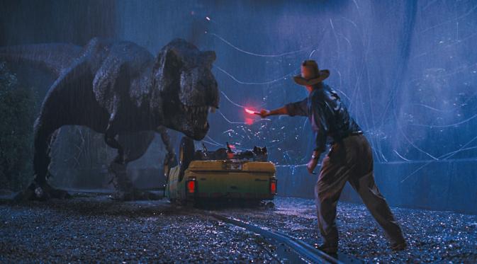 Foto lama sang sutradara Jurassic Park saat duduk di samping replika dinosaurus berjenis Triceratops mengundang banyak salah paham.