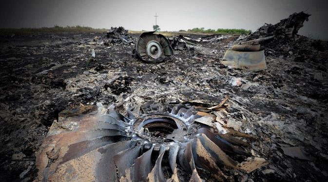 Jatuhnya pesawat MH17 ini diduga lantaran serangan dari milisi pro-Rusia di Ukraina. Seluruh penumpang dan awak pesawat yang ada dalam pesawat itu dinyatakan tewas. 