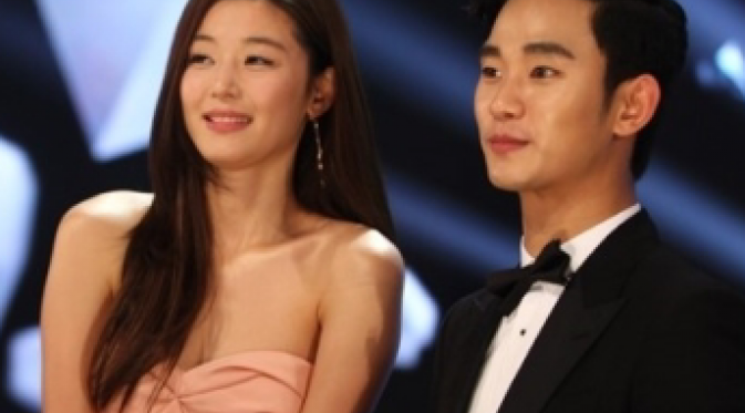 Barang yang digunakan Kim Soo Hyun dan Jun Ji Hyun di drama Man From the Star diserbu penggemar.