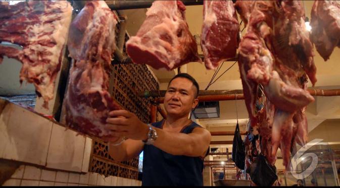 Sejumlah pedagang daging sapi menyebutkan, kenaikan harga akan terjadi lagi empat hari menjelang Lebaran, Pasar Minggu, Jakarta, Kamis (24/7/2014) (/Miftahul Hayat)