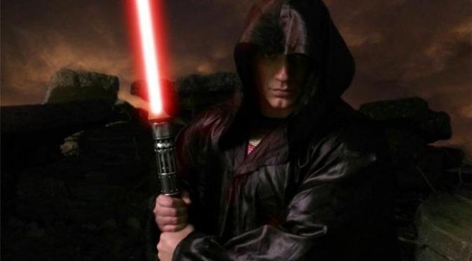 Zack Snyder menampilkan gambar bintang Man of Steel yang berpakaian ala Ksatria Jedi dari film Star Wars.