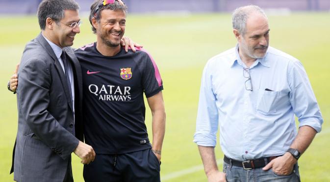Presiden FC Barcelona, Josep Maria Bartomeu (kiri), bersama pelatih Luis Enrique (tengah) dan Direktur Olahraga Andoni Zubizarreta berfoto sambil melihat sesi latihan Xavi dkk di Joan Gamper training camp, (25/7/2014). (REUTERS/Albert Gea)