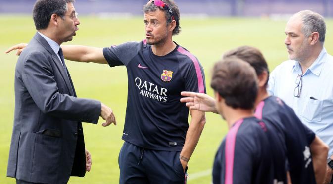 Presiden FC Barcelona, Josep Maria Bartomeu (kiri), berbincang dengan Luis Enrique, saat menyaksikan  sesi latihan di Joan Gamper training camp, (25/7/2014). (REUTERS/Albert Gea)