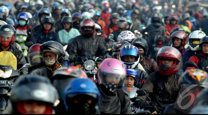 Sudah menjadi sebuah tradisi dari tahun ke tahun-tahun. Puncak arus mudik biasanya terjadi pada malam sebelum lebaran, Jawa Barat, Sabtu (26/7/2014) (Liputan6.com/Miftahul Hayat) 