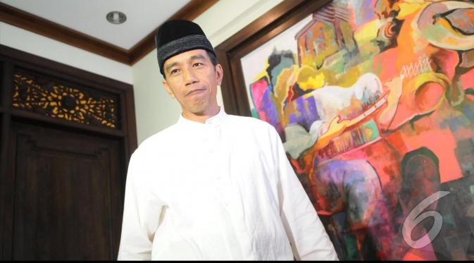 Jokowi saat di kediaman ibunya di Solo. Jokowi tampil sederhana dengan baju koko dan kopiah hitam saat memberi keterangan pers pada wartawan, Minggu (27/07/2014) (Liputan6.com/Herman Zakharia)