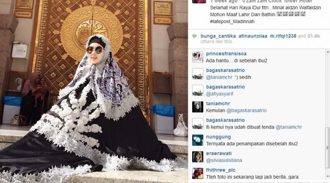 Di salah satu foto terbaru Syahrini di Instagram, ada sebuah hal tidak biasa yang sempat mengundang kehebohan kecil.