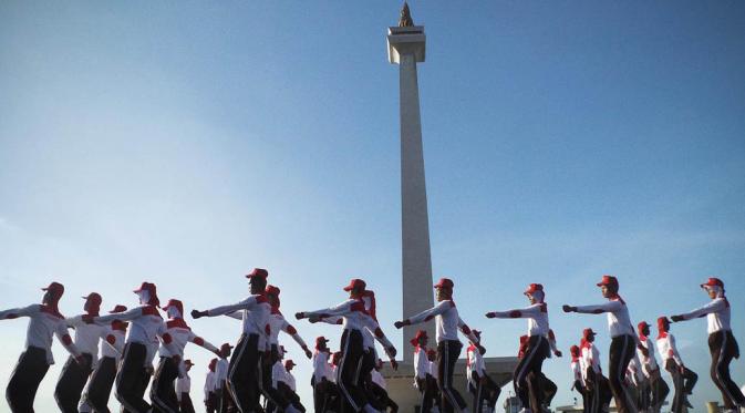 Paskibraka berbaris rapi membentuk formasi yang telah diinstrusikan kepada mereka, Jakarta, Kamis (7/8/2014) (Liputan6.com/Faizal Fanani)