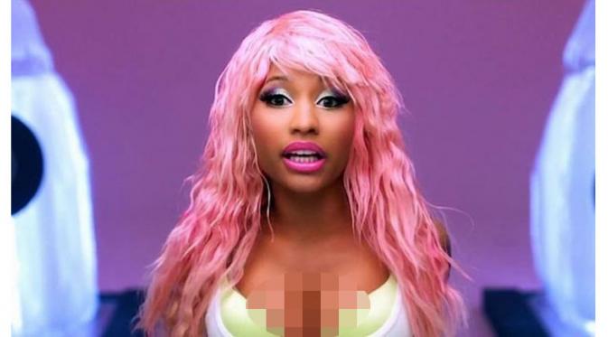 Di video klip Anaconda, Nicki Minaj tampil vulgar dengan mengumbar kemolekan tubuhnya dengan pakaian super mini.