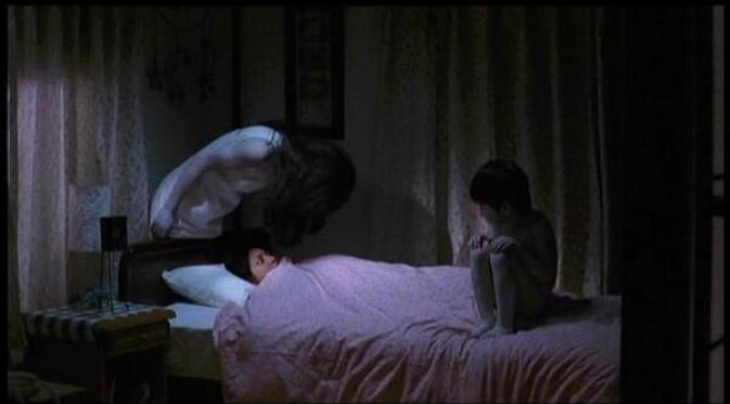 Ju-on: The Beginning of the End kembali memperlihatkan seramnya keluarga hantu penghuni rumah angker dengan ekspresi yang tak wajar.